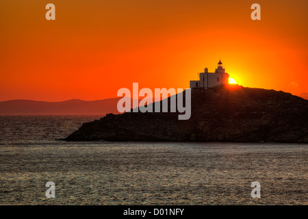 Le phare du port de Korissia sur l'île de Kéa, Grèce Banque D'Images