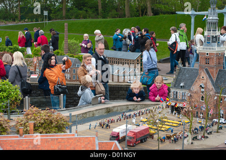 Les personnes bénéficiant de la miniature de Madurodam, Pays-Bas scalemodels Banque D'Images