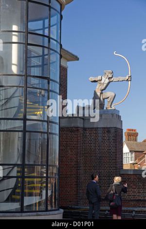 La station de métro East Finchley et statue de l'Archer Banque D'Images