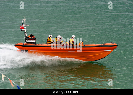 Le Gladys Mildred, un canot de sauvetage atlantique 85 de classe B, lors d'un exercice de sauvetage en mer au large de Newquay, en Cornouailles, dans le sud-ouest de l'Angleterre Banque D'Images