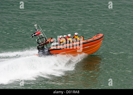 Le Gladys Mildred, un canot de sauvetage atlantique 85 de classe B, lors d'un exercice de sauvetage en mer au large de Newquay, en Cornouailles, dans le sud-ouest de l'Angleterre Banque D'Images