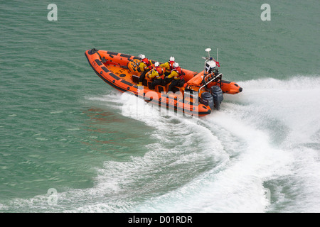 Le Gladys Mildred, un canot de sauvetage atlantique 85 de classe B, lors d'un exercice de sauvetage en mer au large de Newquay, en Cornouailles, dans le sud-ouest de l'Angleterre Banque D'Images