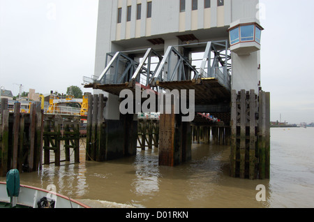 Le terminal de ferry de Woolwich sur la Tamise à Londres, Angleterre Banque D'Images