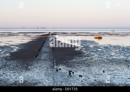 Thames Estuary tôt le matin avec l'île de grain à l'horizon Banque D'Images