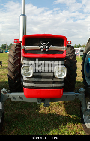 Vue avant du tracteur ancien traditionnel, Massey Ferguson Banque D'Images