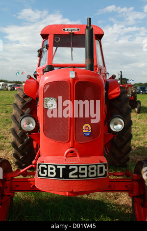 Vue avant du tracteur ancien traditionnel, Nuffield Banque D'Images