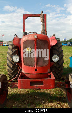 Vue avant du tracteur ancien traditionnel, Nuffield Banque D'Images