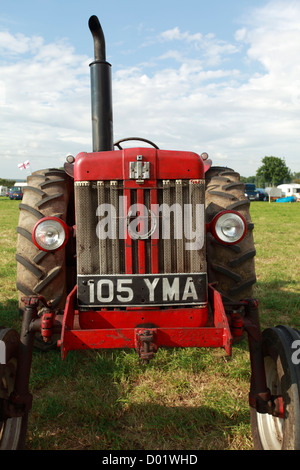 Vue avant du tracteur ancien traditionnel Banque D'Images