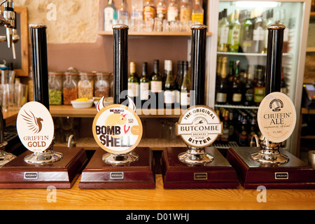 CAMRA Real Ale ; bière pompes pompe sur un bar dans le Griffin Inn pub, Somerset Bath England UK Banque D'Images