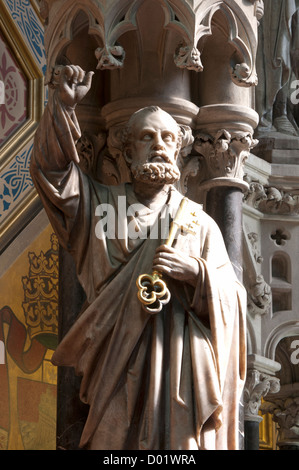 Statue de Saint Pierre, de Saint Pierre Eglise Catholique Romaine, Leamington Spa, Warwickshire, UK Banque D'Images