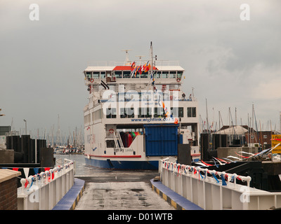 Relais de la flamme olympique Lymington Hampshire England UK - ferry Wightlink Lymington laissant torche comptable pour l'île de Wight Banque D'Images