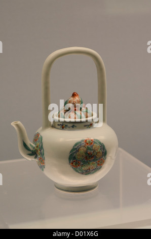 La Chine, Shanghai, Musée de Shanghai. La chine ancienne et de collection en porcelaine. Ewer (tea pot) avec poignée, Jingdezhen ware. Banque D'Images