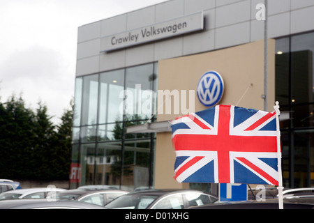 Une Union Jack battant à l'extérieur d'un concessionnaire Volkswagen sur le Royaume-Uni. Banque D'Images