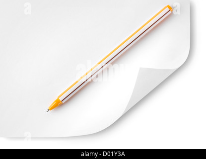 Feuille de papier blanc et stylo à bille isolé sur fond blanc. Clipping Path Banque D'Images