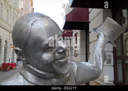 'Schöne Náci', un street art sculpture représentant Ignác Lamár, un homme populaire local du début du xxe siècle, Bratislava, Slovaquie. Banque D'Images