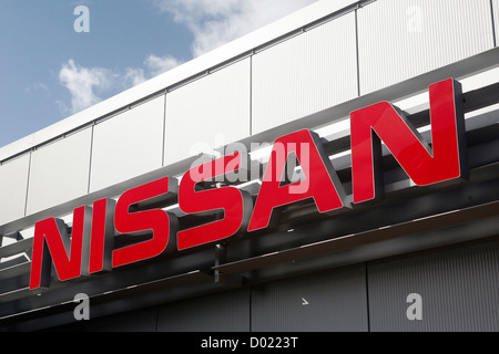 La voiture Nissan logo de l'entreprise chez un concessionnaire. Banque D'Images