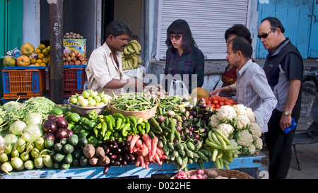 Les visiteurs d'acheter leurs fruits Udaipur Rajasthan Inde Banque D'Images