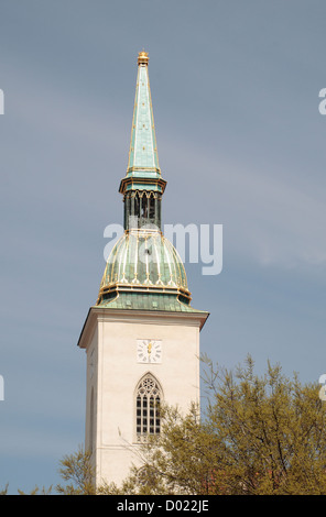 La flèche de la cathédrale Saint-Martin de Rybné námestie Square , Bratislava, Slovaquie. Banque D'Images