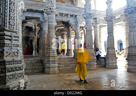 Prêtre en robe safran Jain temple Ranakpur Rajasthan Inde Banque D'Images