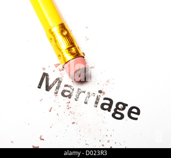 Concept de divorce avec crayon et gomme mot mariage Banque D'Images