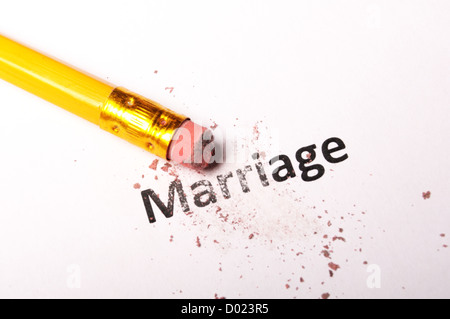Concept de divorce avec crayon et gomme mot mariage Banque D'Images
