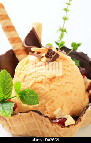 Coupe de glaces dans un bol de wafer Banque D'Images