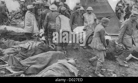 Faire bon usage de Fritz. Les prisonniers allemands capturés récemment utilisés comme brancardiers pour transporter des blessés pendant la Première Guerre mondiale Banque D'Images