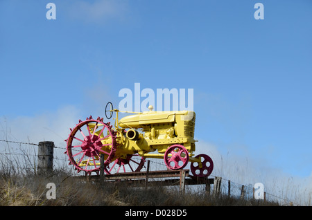 Vieux tracteur peint de couleurs vives sur l'écran New England Hwy, NSW Australie Banque D'Images