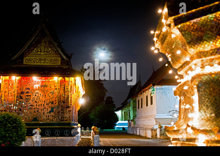 Wat Xieng Thong éclairés la nuit Laos Luang Prabang Banque D'Images