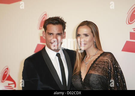 Le 15 novembre 2012 - Las Vegas, Nevada, USA - Cristian de la Fuente, Angelica Castro au 2012 l'Académie de l'enregistrement de la personne de l'année hommage à Caetano Veloso au MGM Grand Garden Arena de Las Vegas, Nevada le mercredi, Novembre 14, 2012. (Crédit Image : © Javier Rojas/Prensa Internacional/ZUMAPRESS.com) Banque D'Images