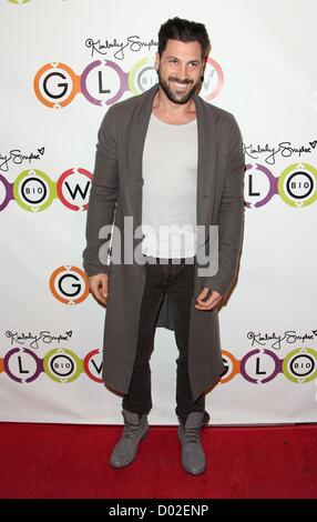 14 novembre 2012 - Los Angeles, Californie, États-Unis - Maksim Chmerkovskiy assiste à l'inauguration de Kimberly Snyder's ''BOUGIES BIO'' le 14 novembre 2012 Melrose Avenue, West Hollywood, CA.USA.(Image Crédit : © TLeopold ZUMAPRESS.com)/Photos/Globe Banque D'Images