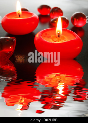 Bougie spa et de l'eau reflet montrant concept zen Banque D'Images