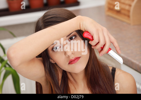 Jeune femme de pommes de terre de déroulage Banque D'Images