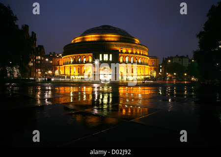 Royal Albert Hall éclairé la nuit, South Kensington, London, UK Banque D'Images