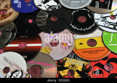 Une pile de plusieurs CD de musique Banque D'Images