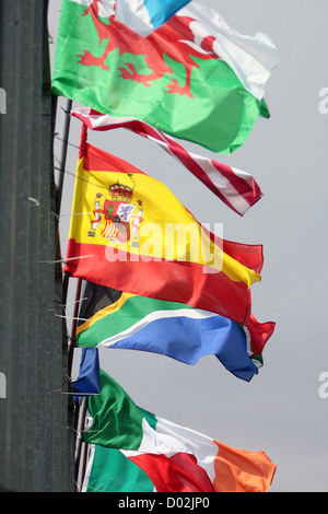 Drapeaux appartenant à différents pays dans le vent. Banque D'Images