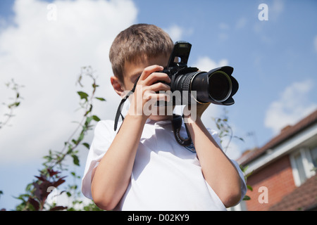 Le jeune photographe de prendre des photos Banque D'Images