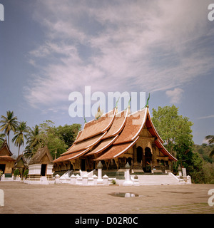 Temple Bouddhique Wat Xieng Thong à Luang Prabang au Laos dans l'Indochine en Extrême-Orient Asie du sud-est. Billet d'architecture Banque D'Images