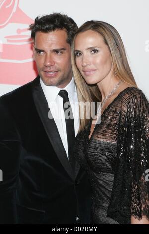 Cristian de la Fuente, Angelica Castro aux arrivées pour 2012 l'Académie de l'enregistrement de la personne de l'année, l'occasion d'un dîner au MGM Grand Garden Arena, Las Vegas, NV le 14 novembre 2012. Photo par : James Atoa/Everett Collection Banque D'Images