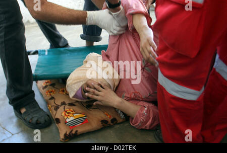 Le 15 novembre 2012 - Khan Younis, dans la bande de Gaza, territoire palestinien - infirmiers palestiniens traiter une femme blessée dans un hôpital après une frappe aérienne israélienne à Khan Younis dans le sud de la bande de Gaza le 15 novembre 2012. Le Hamas a tiré des dizaines de roquettes sur le sud d'Israël jeudi, tuant trois personnes, et Israël a lancé de nombreuses attaques aériennes dans la bande de Gaza, menaçant une plus grande offensive pour arrêter des Palestiniens salves répétées (crédit Image : © Eyad Al Baba/APA Images/ZUMAPRESS.com) Banque D'Images