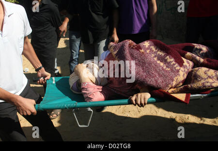 Le 15 novembre 2012 - Khan Younis, dans la bande de Gaza, territoire palestinien - infirmiers palestiniens traiter une femme blessée dans un hôpital après une frappe aérienne israélienne à Khan Younis dans le sud de la bande de Gaza le 15 novembre 2012. Le Hamas a tiré des dizaines de roquettes sur le sud d'Israël jeudi, tuant trois personnes, et Israël a lancé de nombreuses attaques aériennes dans la bande de Gaza, menaçant une plus grande offensive pour arrêter des Palestiniens salves répétées (crédit Image : © Eyad Al Baba/APA Images/ZUMAPRESS.com) Banque D'Images