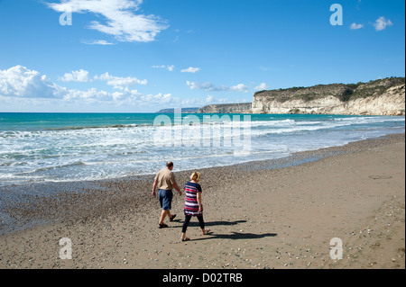 Couple en train de marcher sur le curium Beach sud de Chypre au début de l'hiver Banque D'Images