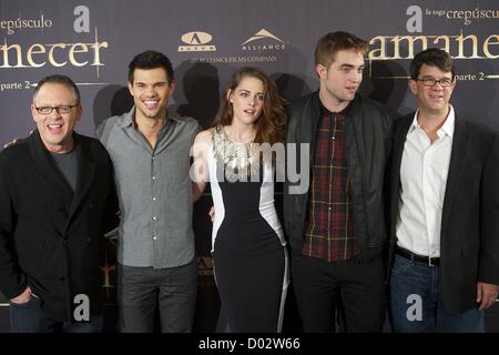 Le 15 novembre, 2012 - Madrid, Espagne - Bill Condon, Taylor Lautner, Kristen Stewart, Robert Pattinson et Wyck Godfrey assister à l'pohtocall de 'The Twilight Saga : Breaking Dawn - Part 2" à l'Hôtel Villamagna le 15 novembre 2012 à Madrid, Espagne (Image Crédit : © Jack Abuin/ZUMAPRESS.com) Banque D'Images