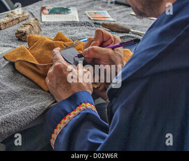 6 juillet 2012 - Ketchikan Gateway Borough, Alaska, Etats-Unis - Mains d'une main-d'une gravure d'Alaska design. Vente d'artisanat à.Les touristes sont une partie importante des revenus. (Crédit Image : © Arnold Drapkin/ZUMAPRESS.com) Banque D'Images