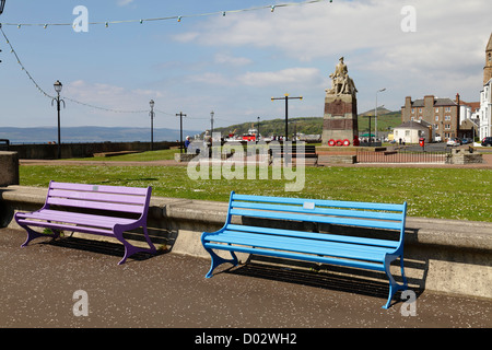 Deux bancs sur la Promenade, devant le War Memorial, dans la ville balnéaire de Largs, dans le nord de l'Ayrshire, en Écosse, au Royaume-Uni Banque D'Images