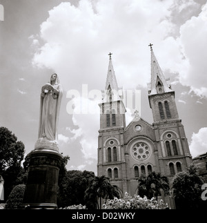 Basilique Cathédrale notre dame de Saigon Ho chi minh ville au Vietnam en Extrême-Orient asie du sud-est. Christian église catholique romaine voyage architecture Banque D'Images