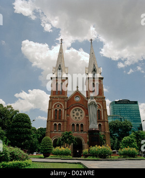 Basilique Cathédrale notre dame de Saigon Ho chi minh ville au Vietnam en Extrême-Orient asie du sud-est. Christian église catholique romaine voyage architecture Banque D'Images