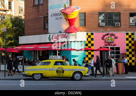 Caliente restaurant mexicain cabine bar à Greenwich Village, Manhattan, New York. Un géant margarita et un vieux taxi en face de la Banque D'Images