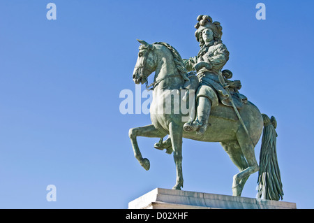 Statue en bronze de Louis XIV sur son cheval- Place d'armes, Versailles, Paris - France Banque D'Images