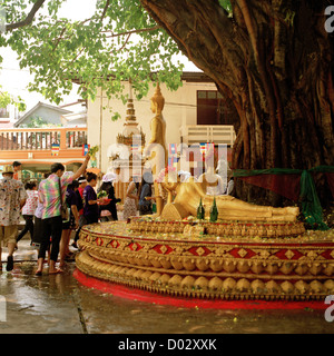 Les gens célébrant la bouddhiste Songkan Songkran festival à Vientiane au Laos dans l'Indochine en Extrême-Orient Asie du sud-est. Billet d Banque D'Images